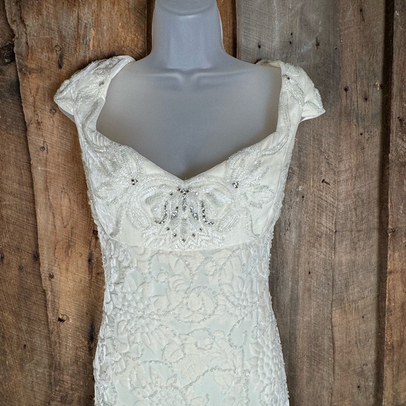 Badgley Mischka Cream Velvet/Silk Gown - Size 8 - Picture 2 of 16